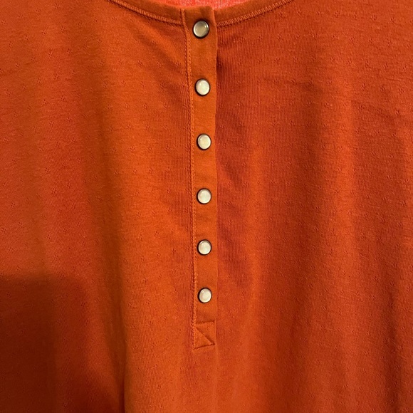 Liz & Co Burnt Orange Henley Top with Snap Buttons Size XL - Picture 3 of 4